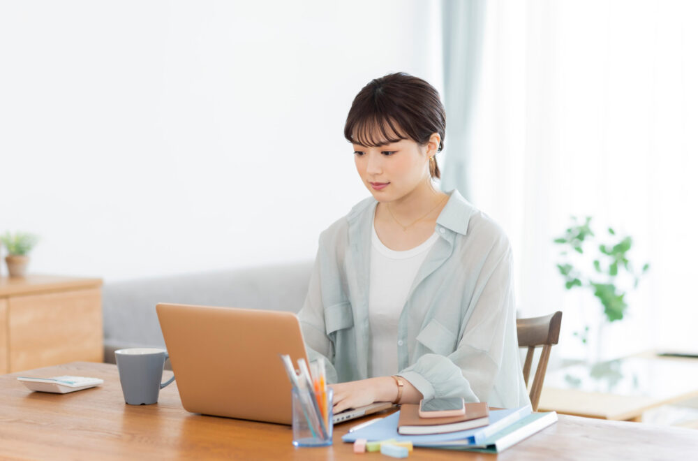 テレワークをする若い女性